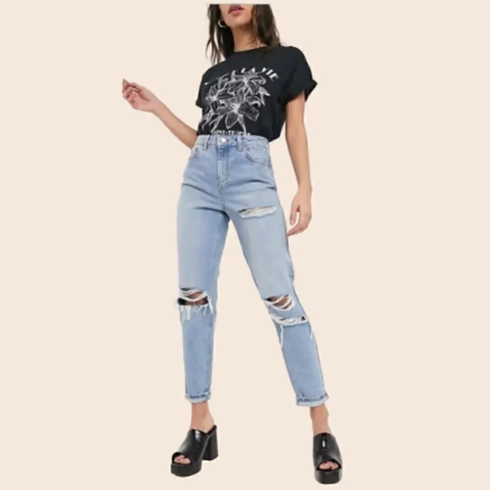 Topshop Super Ripped Mom Jeans in a Medium Blue Wash Size 30